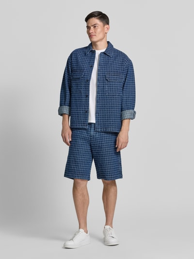 Mężczyznamodel nosi Regular Fit Hemdjacke mit Viskose-Anteil Modell 'David' von Wood Wood, mieszanka bawełny i wiskozy, krój regular fit, kołnierzyk typu kent, listwa guzikowa, kieszenie na piersi, długość tyłu w rozmiarze M: 74 cm, widok całej sylwetki z przodu.