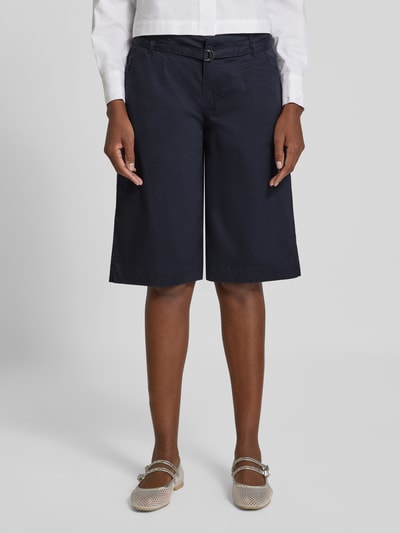 Vrouwenmodel draagt Bermudas met riem Model 'Liv' van TONI, mix van katoen en lyocell, tailored fit, steekzakken, geheelvooraanzicht