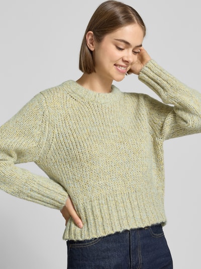 Frauenmodel trägt Relaxed Fit Strickpullover mit Baumwoll-Anteil von Topshop in hellgrün-melierter Optik, grobe Strickstruktur, Rundhalsausschnitt, gerippte Abschlüsse, Langarm, Material-Mix, Ganzkörperansicht von vorne.
