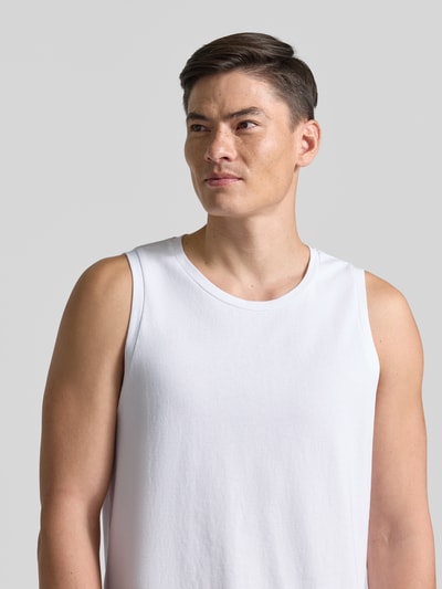 Männermodel trägt Relaxed Fit Tank Top aus reine Baumwolle von Armedangels, Optik: Unifarben, Nahaufnahme Oberkörper.