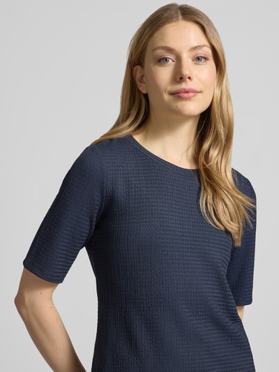 Vrouwenmodel draagt Regular Fit T-shirt met structuurpatroon van Betty Barclay in donkerblauw, elastische materiaalmix, ronde hals, halflange mouwen, ruglengte bij maat 36: 58 cm, close-up bovenlichaam