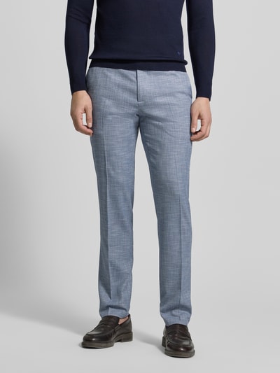 Männermodel trägt Regular Fit Anzug aus Viskose-Mix Modell 'Dalotti' von CINQUE in hellblau, strukturierte Textur, Nahaufnahme Unterkörper.
