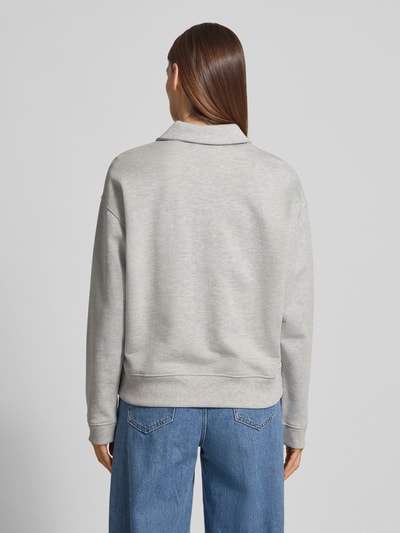 Frauenmodel trägt Relaxed Fit Sweatshirt mit Polokragen von Jake*s Casual, grau, Baumwoll-Mix, elastische Abschlüsse, Ganzkörperansicht Rückansicht.