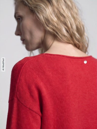 Frauenmodel trägt Regular Fit Pullover aus Alpaka-Mix mit Woll-Anteil Modell 'C_Follettino' von BOSS, Damen Pullover von BOSS Orange, Nahaufnahme Rückansicht, KI-modifiziertes Bild.