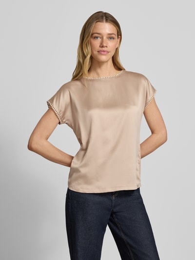 Vrouwenmodel draagt T-Shirt uit satijn met haakselkant van Christian Berg Woman, regular fit, ronde hals, crèmekleurig, vooraanzicht volledige lichaam.