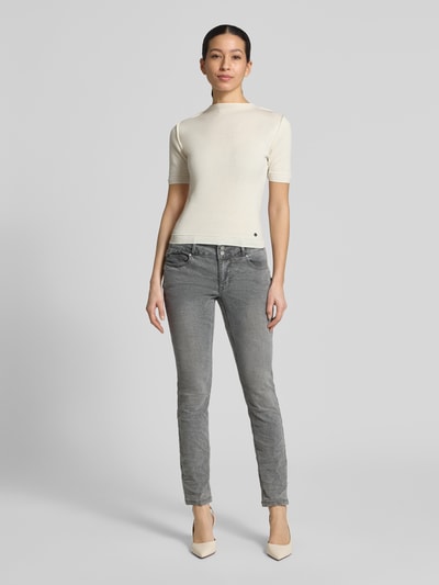 Frauenmodel trägt Slim Fit Jeans im 5-Pocket-Design Modell 'Tummyless' von Buena Vista, grauer Baumwoll-Viskose-Mix, Cropped, Ganzkörperansicht von vorne.