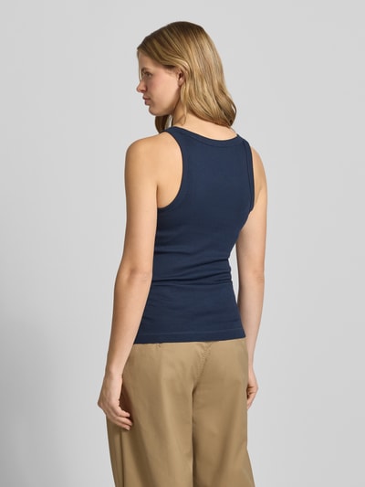 Modelka prezentuje Slim Fit Tank Top aus Baumwoll-Mix od Marc O'Polo Denim, jednokolorowy, drobne prążkowanie, naszywka z logo, krój slim fit, dekolt w łódkę, cienkie ramiączka, mieszanka bawełny, widok całej sylwetki z tyłu.