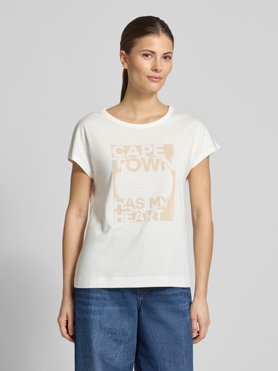 Frauenmodel trägt Regular Fit T-Shirt mit Statement-Print von monari aus Baumwoll-Modal-Mix, Rundhalsausschnitt, kurzärmelig, Rückenlänge 56 cm, Vorderansicht Ganzkörperansicht.