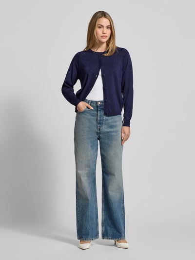 Vrouwenmodel draagt schimmernder Cardigan uit Viskose-mix, regular fit, ronde hals, knopen, model 'MOBBE' van B.Young, volledig frontaal.