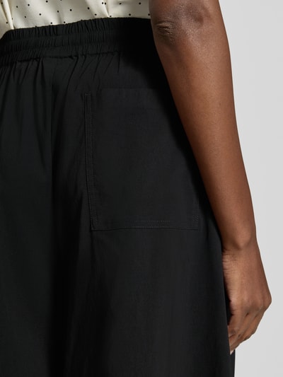Frauenmodel trägt Bermudas mit weitem Bein Modell 'Jules' von FREE/QUENT in Schwarz, Viskose-Mix mit Stretch, elastischer Bund, Detailaufnahme Rückansicht