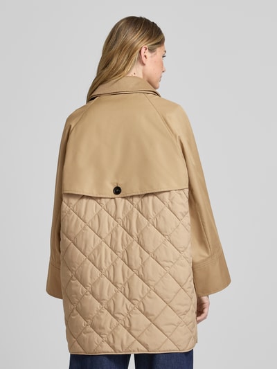 Frauenmodel trägt Regular Fit Trenchcoat mit Steppeinsatz Modell 'MANNA' von Weekend Max Mara, unifarben, Baumwoll-Mix, Ganzkörperansicht Rückansicht.