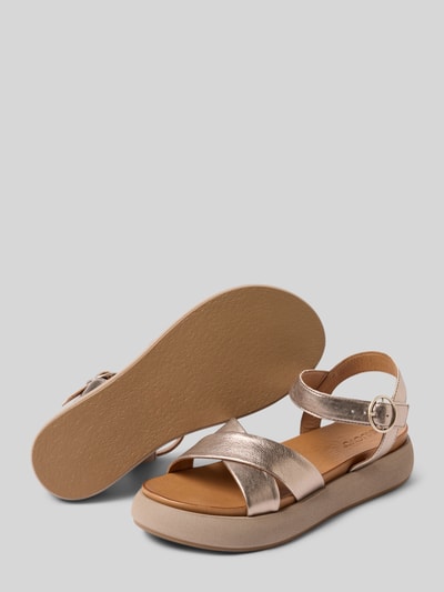 Produktfoto, Sandalette aus Leder mit Plateausohle von INUOVO in Roségold, Echtleder, abgerundete Spitze, Riemen mit Dornschließe, Plateausohle, Absatzhöhe 3 cm, auf hellem Hintergrund.