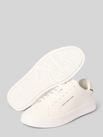 Produktfoto, Low Top Sneaker aus echtem Leder Modell 'TH COURT' von Tommy Hilfiger in Unifarbe mit Logo-Print, flacher Absatz, strukturierte Sohle.