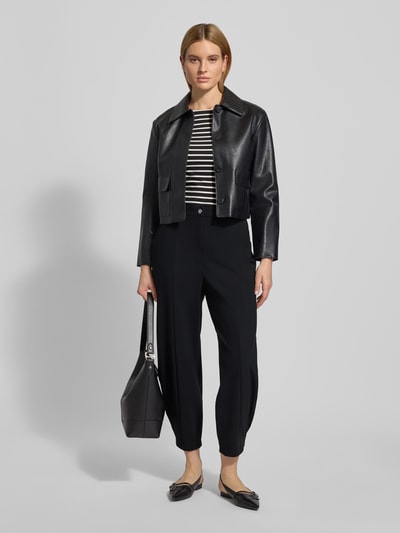 Vrouwenmodel draagt Stoffen broek in verkorte pasvorm Model 'ODINE' van Raffaello Rossi, materiaalmix met stretch, los model, steekzakken, achterzakken, knoop- en ritssluiting, zwarte kleur, voorkant gehele lichaam.