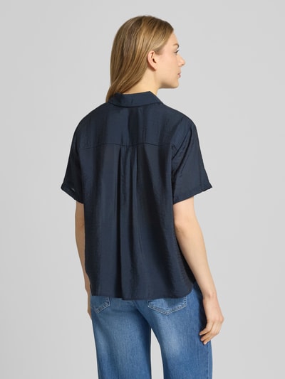 Frauenmodel trägt Relaxed Fit Bluse aus Modal-Mix mit Seiden-Anteil Modell 'MINA' von Samsøe Samsøe in Dunkelblau, Hemdblusenkragen, 1/2-Arm, dezenter Glanz, Rückenlänge 62 cm, Ärmellänge 21 cm, Ganzkörperansicht Rückansicht.