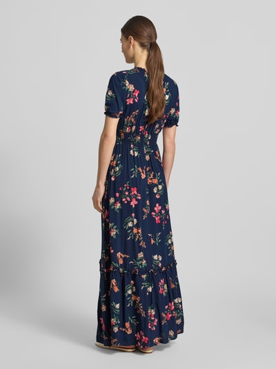 Frauenmodel trägt Regular Fit Maxikleid aus reiner Viskose mit V-Ausschnitt von Apricot, floraler Allover-Print, Ganzkörperansicht Rückansicht.