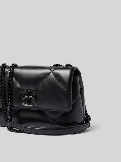 Produktfoto, Shoulder Bag in Stepp-Optik von Tory Burch in Schwarz mit Ketten-Optik Schulterriemen, Logo-Detail, Magnetverschluss, Maße 23 cm Breite, 16 cm Länge, 8 cm Tiefe, Hauptfach mit Überschlag, glatte Oberfläche