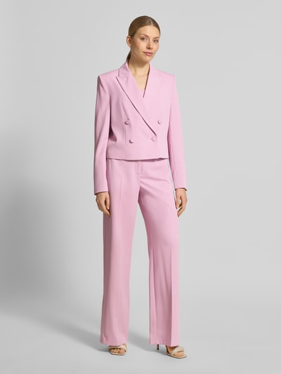 Frauenmodel trägt Zweireihiger Blazer mit Reverskragen von Jake*s Cocktail, rosa, Material-Mix mit Stretch, Regular Fit, Ganzkörperansicht von vorne.