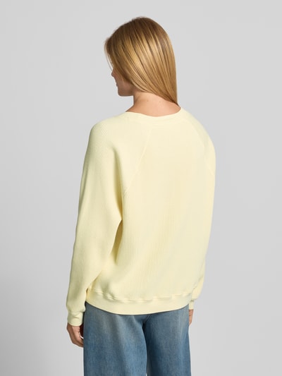 Vrouwenmodel draagt sweatshirt met structuurpatroon Model 'USCOW' van American Vintage, puur katoen, relaxed fit, ronde hals, ruglengte maat XS/S 64 cm. Ganzebody van achteren.