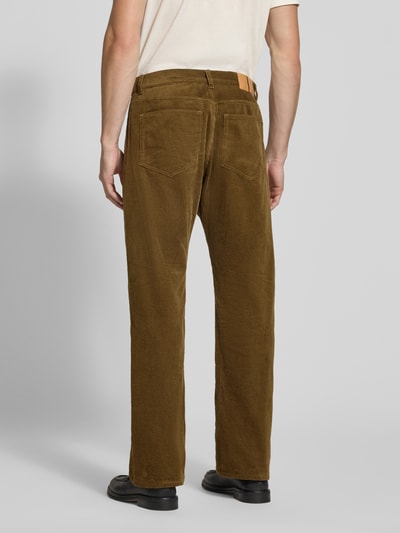 Männermodel trägt Cordhose mit Eingrifftaschen Modell 'Type 2' von Wood Wood, braun, reine Baumwolle, Ganzkörperansicht Rückansicht.