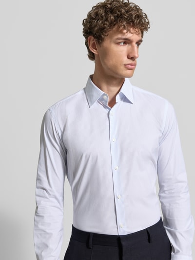 Männermodel trägt Slim Fit Businesshemd mit Kentkragen Modell 'P-HANK-K' von BOSS in Two-Tone-Optik, gestreift, Popeline, Nahaufnahme Oberkörper.