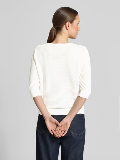 Männermodel trägt sweter z dzianiny z bawełny, krój regular fit, okrągły dekolt, rękaw o dł. 3/4 od Lanius, długość tyłu 55 cm, długość rękawów 38 cm, kolor biały, tekstura prążkowana, proste kształty, Ganzkörperansicht Rückansicht