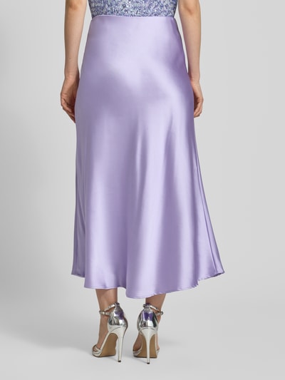 Vrouwenmodel draagt Midirock aus Satin Modell 'Fabiola' van GUIDO MARIA KRETSCHMER WOMAN in lichtpaars met glanzende satijnstructuur, lichaamsnauwsluitende fit, elastische mix, volledige lengte, totale lengte 87 cm, bundwijdte 36 cm bij maat 36, volledig zicht van achteren.