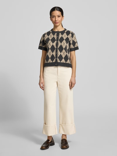 Kobiece model prezentuje jednokolorowe spodnie Relaxed Fit Wide Leg Jeans aus reiner Baumwolle Modell 'GESTO' od Marc O’Polo, efekt: jednolity kolor, krój: krój relaxed fit, długość: długość do kostek, aplikacja: naszywka z logo, detal z logo, szlufki na pasek, zapięcie na guzik i zakryty zamek błyskawiczny, 5 kieszeni, wykończenie materiału: splot twill, materiał: bawełna; pełny widok z przodu