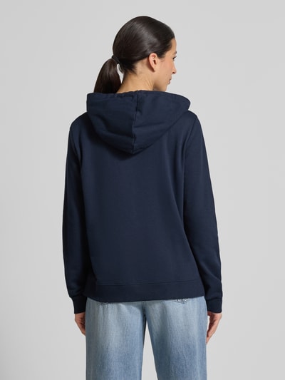 Frauenmodel trägt Regular Fit Hoodie aus Baumwoll-Mix von Tom Tailor Denim, Optik: Unifarben, Sweat, Ganzkörperansicht Rückansicht.