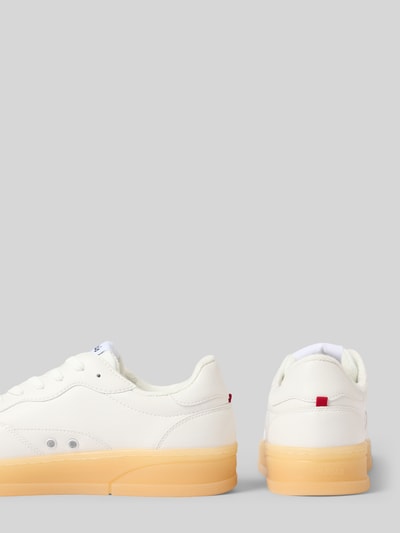 Produktfoto, Herren Sneaker mit Logo-Detail Modell 'Hevea' von Genesis in Weiß, abgerundete Passform, Zierbesatz, Schnürverschluss, glatte Sohle, Absatzhöhe 4 cm, Schafthöhe 7 cm, Schaftweite 8 cm, seitlich und von hinten vor grauem Hintergrund.