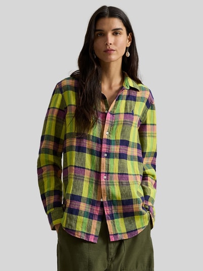 Frauenmodel trägt Regular Fit Hemdbluse aus reinem Leinen von Polo Ralph Lauren mit kariertem Allover-Muster in Gelb, Grün und Rosa, Knopfleiste, Hemdkragen, Logo-Stitching, langarm mit Manschette, Materialstruktur ist leicht und leinenartig, Ganzkörperansicht von vorne.