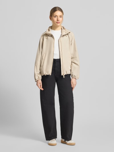 Vrouwenmodel draagt Jacke mit Zweiwege-Reißverschluss van WHITE LABEL in regular fit, beige kleur, steekzakken, tunnelkraag, vooraanzicht volledige lichaam