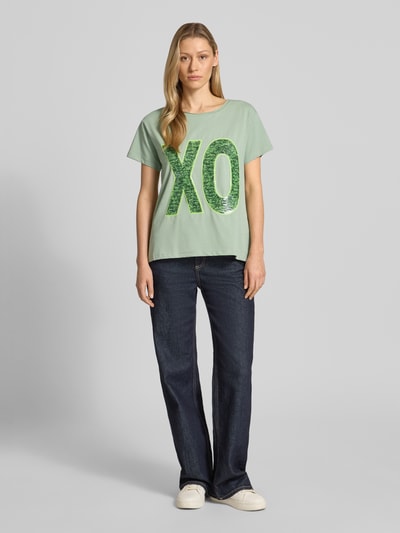 Vrouwenmodel draagt T-Shirt met Paillettenbesatz van miss goodlife, lichtgroen, rechte fit, ronde hals, katoen-elastaanmix, voorkant volledig zichtbaar, volledige lichaamsaanzicht van voren.