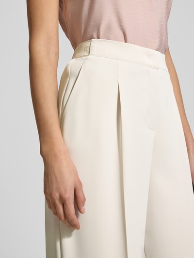 Frauenmodel trägt Hose mit Bügelfalten Modell 'WILLOW O' von Raffaello Rossi in Creme, Regular-Fit mit Eingrifftaschen, Nahaufnahme Oberkörper, Bundweite 40 cm, Innenbeinlänge 85 cm, Größe 36.