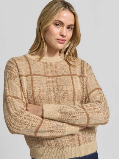 Modelka nosi sweter Pullover aus Mohair Woll Kaschmir Mix od MAX MARA STUDIO, imitacja dzianiny, wzór w kratkę, okrągły dekolt, długi rękaw, beżowy, widok na górną część ciała z przodu.