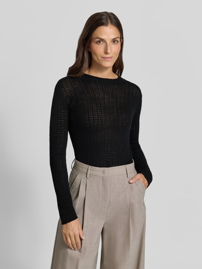 Kobiece model prezentuje czarny sweter Regular Fit Pullover aus reiner Wolle model 'Kava' od JOOP! dla kobiet, tekstura ażurowa, widok całego ciała z przodu.