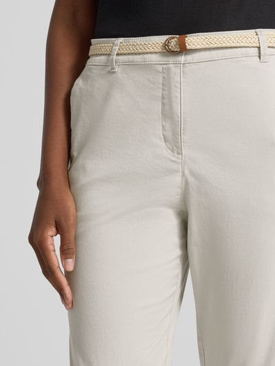 Frauenmodel trägt Chino mit Gürtel und Gesäßtaschen von Christian Berg Woman, Beige, Baumwoll-Elasthan-Mix, Nahaufnahme Oberkörper.
