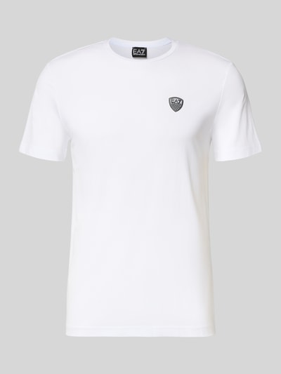 Produktfoto, T-Shirt aus Viskose-Mix mit Label-Patch von EA7 Emporio Armani in Weiß, Slim-Fit, Rundhalsausschnitt, Stretch-Anteil, glatte Struktur.