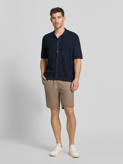Männermodel trägt Poloshirt aus Leinen-Baumwoll-Mix Modell 'AMICINO' von BOSS Orange, Optik: Unifarben, Regular-Fit, Polokragen, Kurzarm, Verschluss: Knopfleiste, Material: Leinen-Baumwoll-Mix, dunkles Blau, strukturierte Textur, Ganzkörperansicht von vorne.