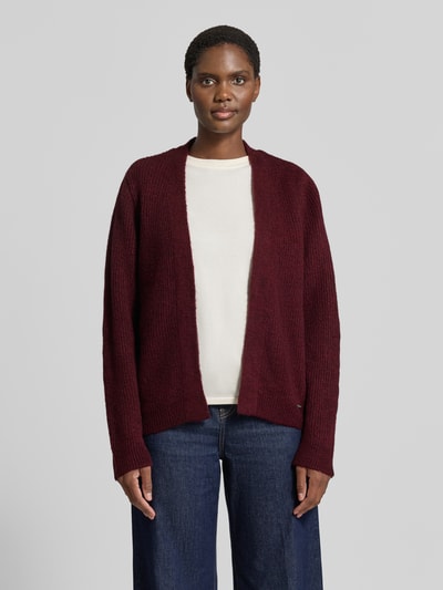 Vrouwenmodel draagt Strickjacke in offener Passform mit Strukturmuster van MORE, donkerrood, met wol, regular fit, ruglengte 60 cm, mouwlengte 62 cm, structuurpatroon, dames, geheel aanzicht van voren.