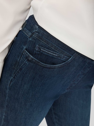 Frauenmodel trägt Straight Fit Jeans mit elastischem Bund von Raphaela by Brax, dunkler Baumwoll-Mix, Zierbesatz, Nahaufnahme Oberkörper