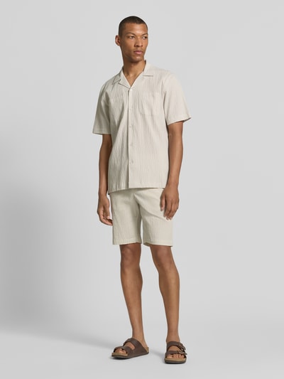 Männermodel trägt Modern Fit Freizeithemd mit Brusttaschen von Lindbergh, Baumwoll-Mix, Strukturmuster, Reverskragen, Knopfleiste, Ganzkörperansicht von vorne.