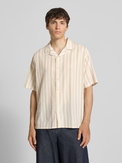 Männermodel trägt Regular Fit Freizeithemd mit Reverskragen Modell 'HOWIE' von Redefined Rebel, Allover-Look, Reine Baumwolle, Nahaufnahme Oberkörper.