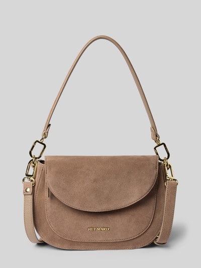 Produktfoto, Schultertasche aus echtem Leder in Beige mit Überschlag, Magnetverschluss und goldfarbenen Details, Hey Marly Shoulder Bag aus echtem Leder Modell 'Big Sister', Hauptfach mit Reißverschluss, abnehmbarer Schulterriemen und Tragehenkel, Label-Detail in metallic, Reißverschlussfach innen, Maße 28x19x7 cm, Länge Schulterriemen 145 cm.