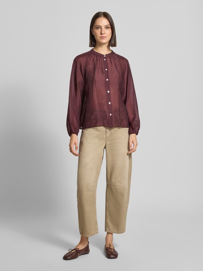 Frauenmodel trägt Oversized Langarmbluse aus Lyocell-Mix Model 'Fabrielle' von OPUS in dunklem Bordeaux, lockerer Schnitt, beige Hose, neutrale Farben, glatte Textur, Ganzkörperansicht von vorne, Damen Langarmbluse von OPUS.