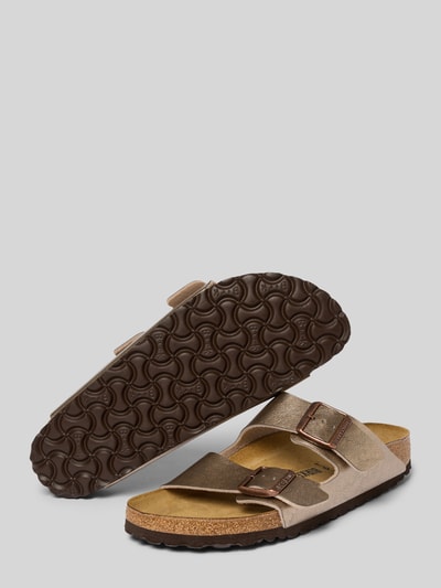 Produktfoto, Slipper mit offener Ferse Modell 'Arizona' von Birkenstock in Beige und Braun, abgerundete Passform, Logo-Detail, Absatzhöhe 3 cm, strukturierte Sohle