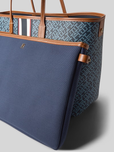 Produktfoto, Shopper in Leder-Optik von Tommy Hilfiger mit Allover-Muster, Label-Applikation aus Metall, Tragehenkel, geteiltes Hauptfach, herausnehmbares Reißverschlussfach, ohne Verschluss, strukturierte Oberfläche in Blau und Braun