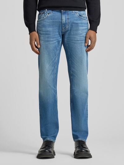 Männermodel trägt Relaxed Fit Jeans im Used-Look Modell 'Commander' von PME Legend, blaue Töne, Baumwoll-Mix mit Stretch-Anteil, Ganzkörperansicht von vorne. Bundweite 45 cm, Innenbeinlänge 78 cm bei Größe 32/32.