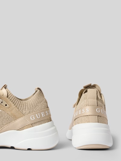 Produktfoto, beżowe sneakersy z detalem z logo, zaokrąglony krój, model 'Mildrid' od Guess, wiązanie, wysokość obcasa 5 cm, wysokość cholewki 8 cm, szerokość w rozmiarze 40: 6 cm