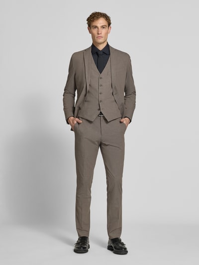 Männermodel trägt Slim Fit Weste mit Woll-Anteil Modell 'ULTIMATE' von s.Oliver BLACK LABEL in Beige, glatte Struktur, Ganzkörperansicht von vorne.
